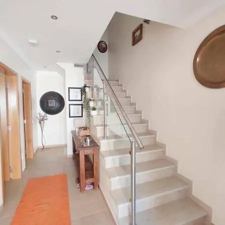 Less Than 2 Km From The - T3 Townhouse Апартаменты