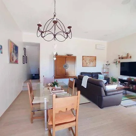 Less Than 2 Km From The - T3 Townhouse Guia (Faro)